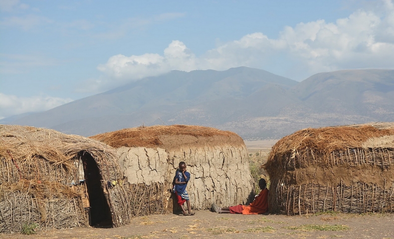 Maasai_Boma_Visits_03_790_480shar-50brig-20_c1_c_t