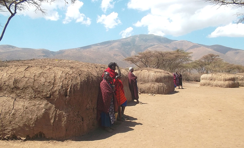 Maasai_Boma_Visits_05_790_480shar-50brig-20_c1_c_t