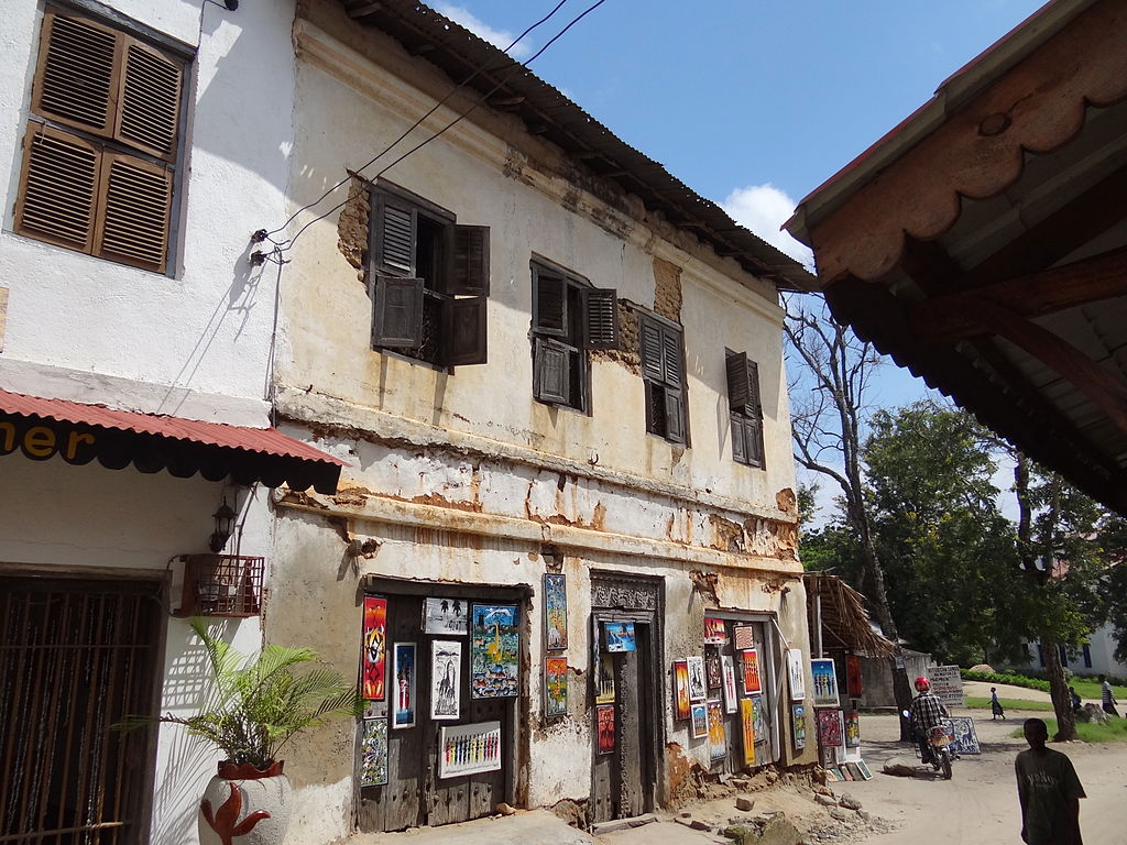 1024px-Street_Scene_-_Bagamoyo_-_Tanzania_-_01